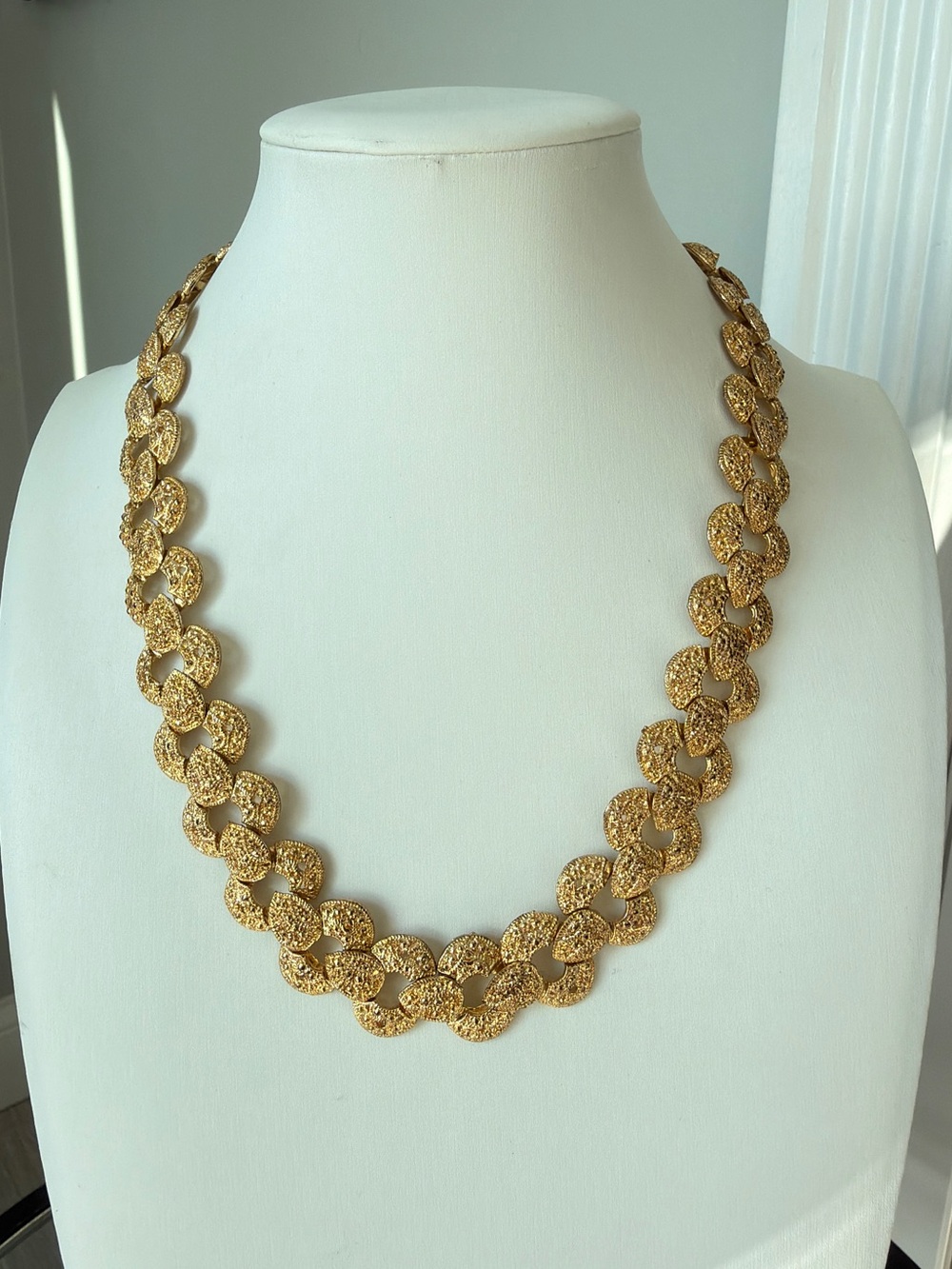 18” unmarked gold tone metal statement necklace